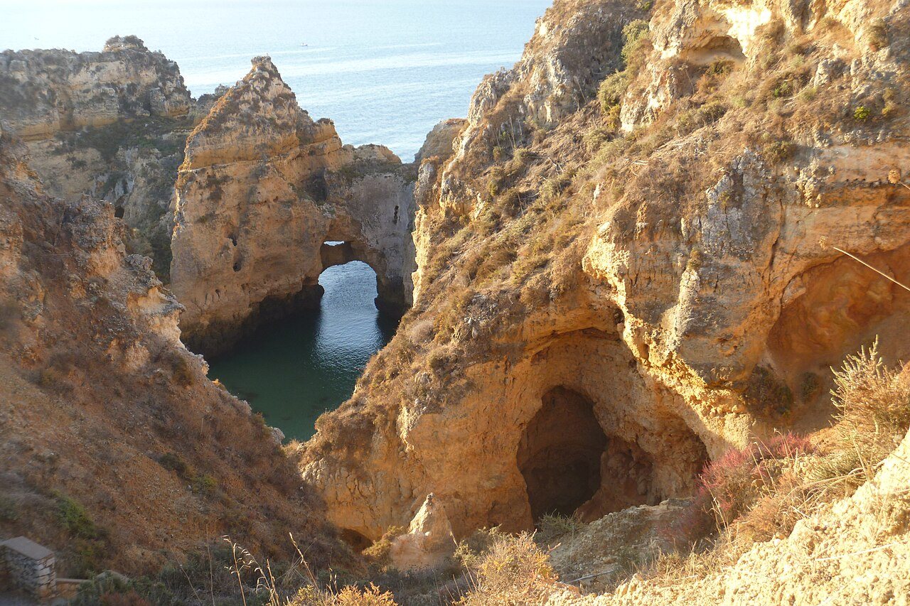 Costa rochosa do Algarve junto ao oceano
