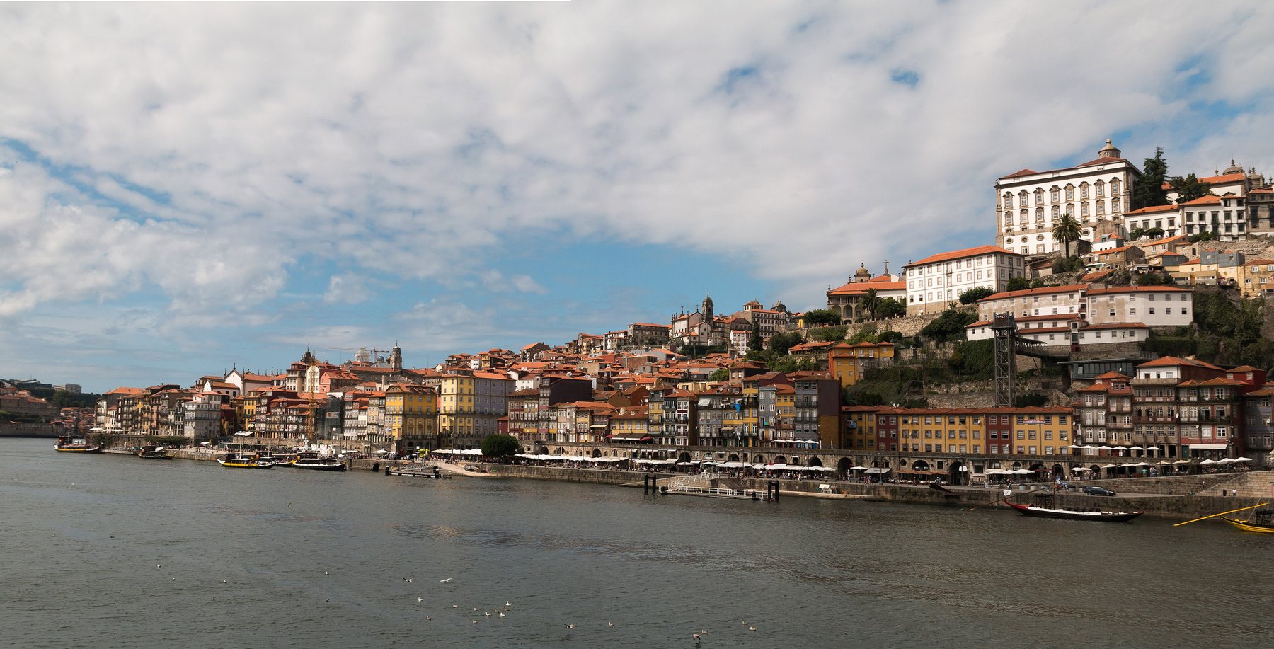 Panorama da Ribeira e do rio Douro no Porto